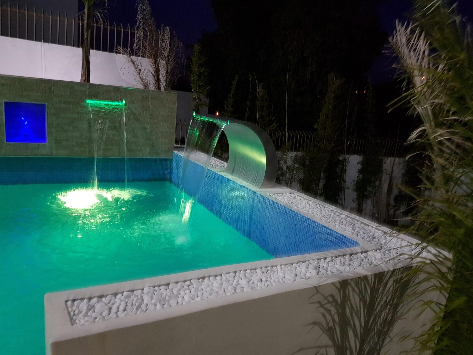 Vue latérale d'une piscine des villas Tanger, proposées par Groupe Charrat Immobilier.